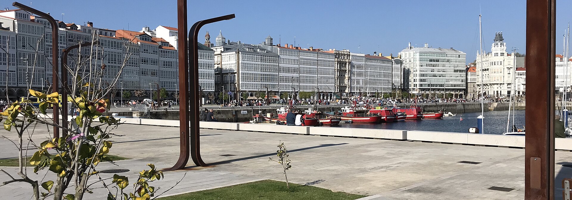 Marina und verglaste Galeriefassaden von A Coruña