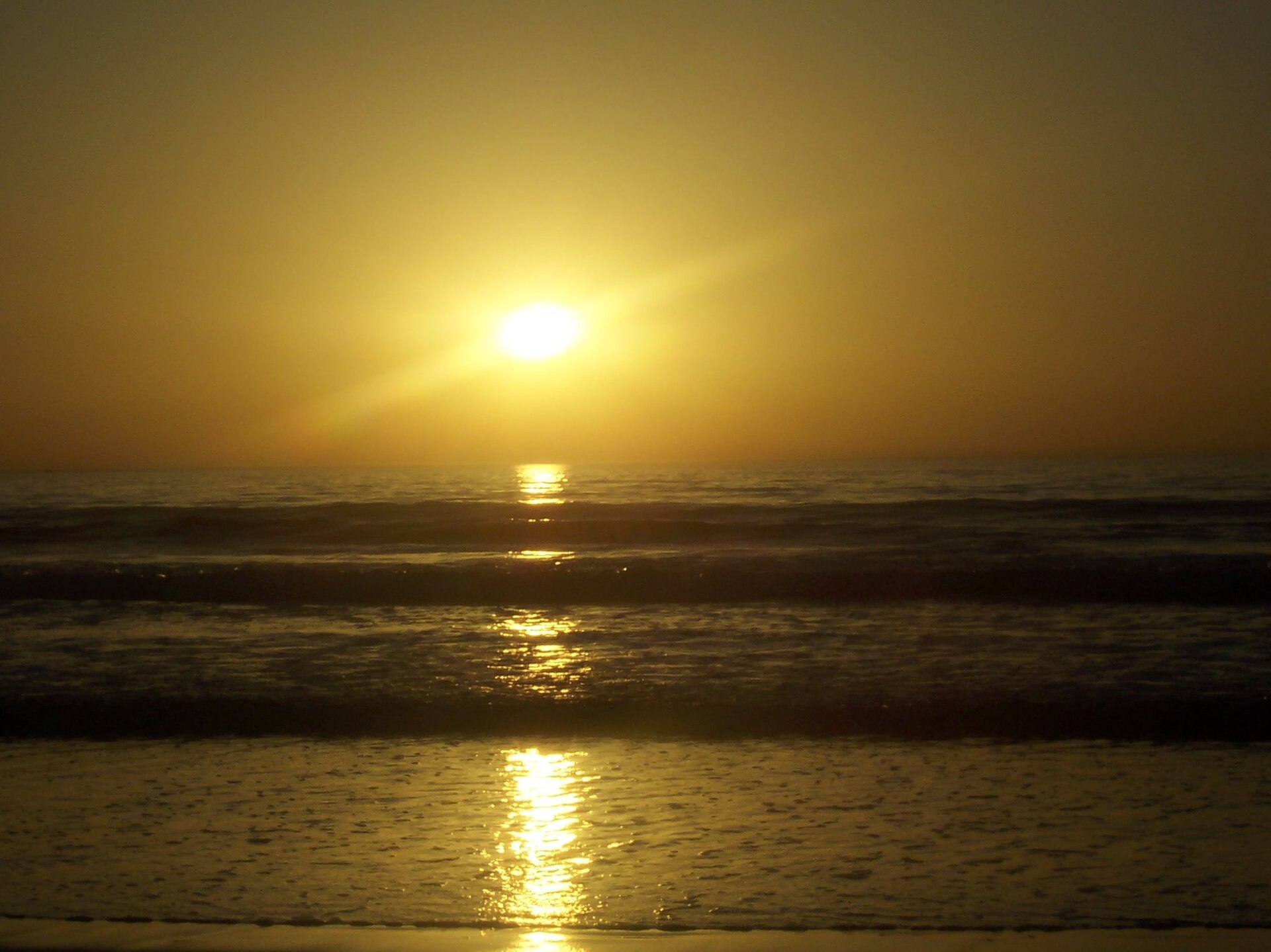 Weite Praia de Carnota am Atlantik bei warmem Abendlicht